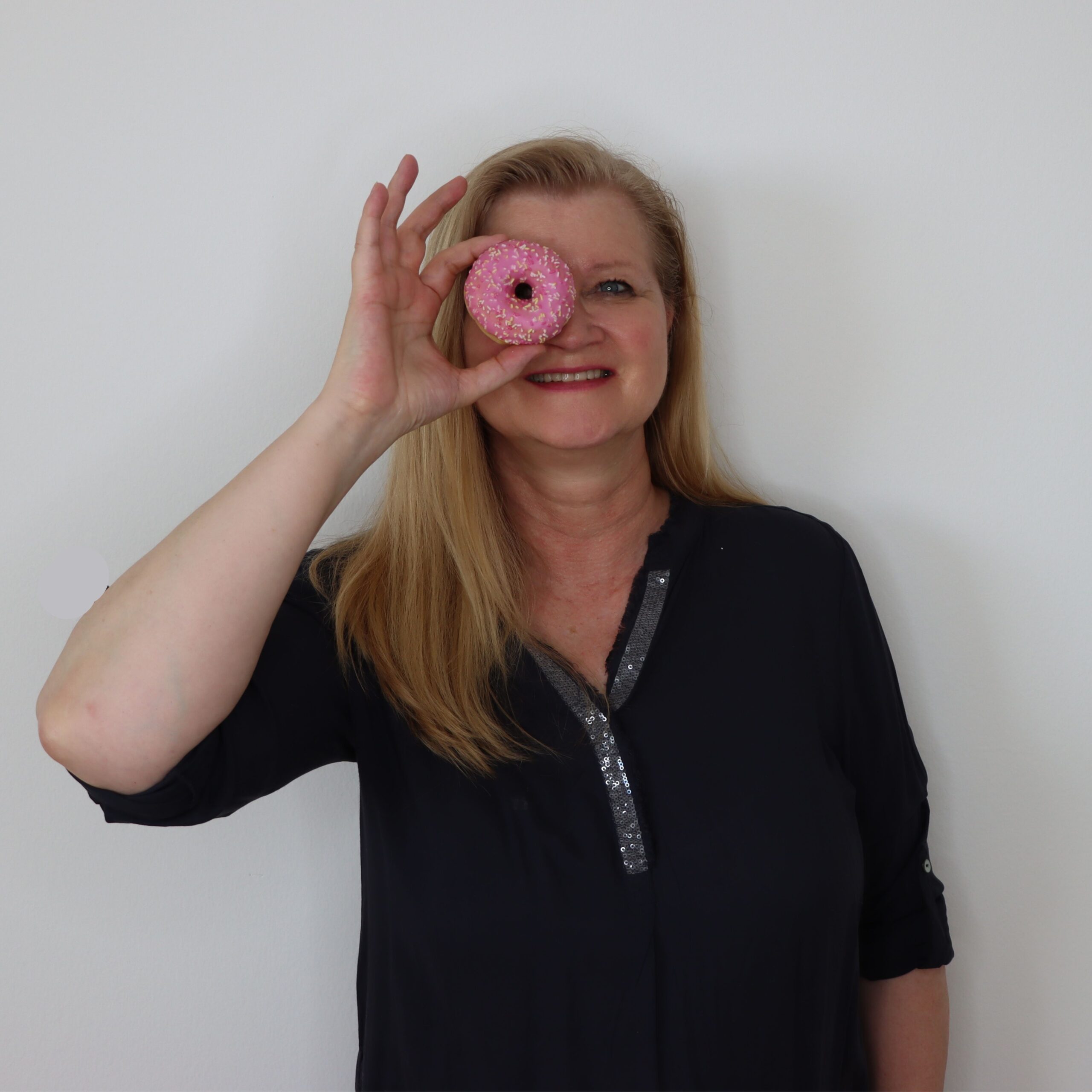 Petra Schwarz-stressfrei leicht-Portrait mit Doughnut